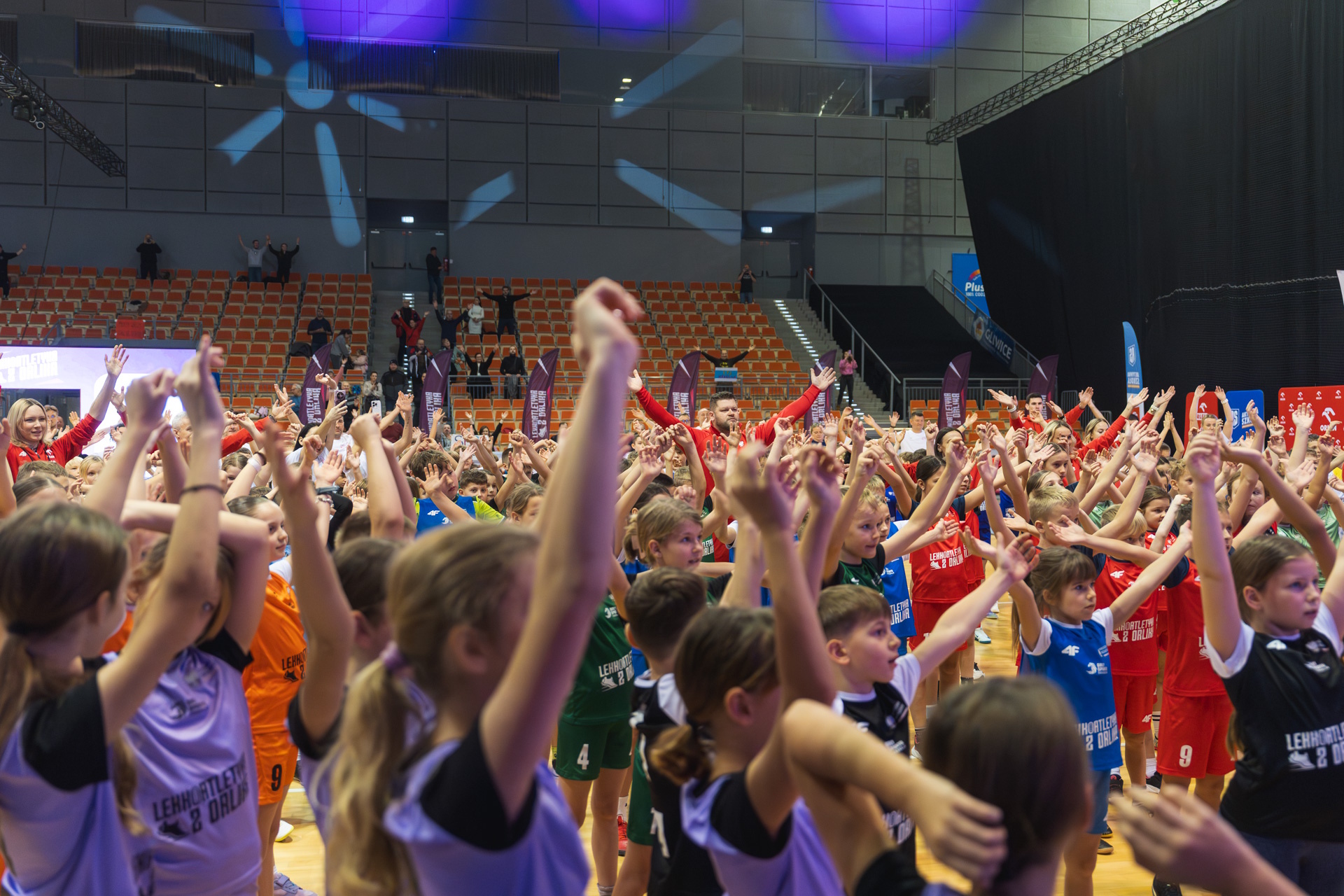 Dzieci skaczące z Pawłem Fajdkiem