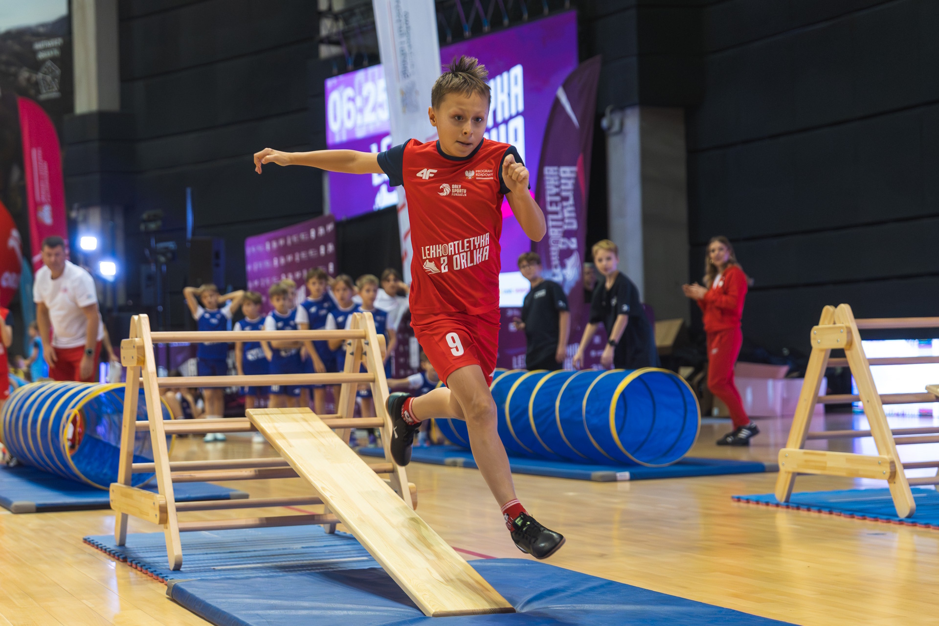 Chłopiec pokonujący tor przeszkód