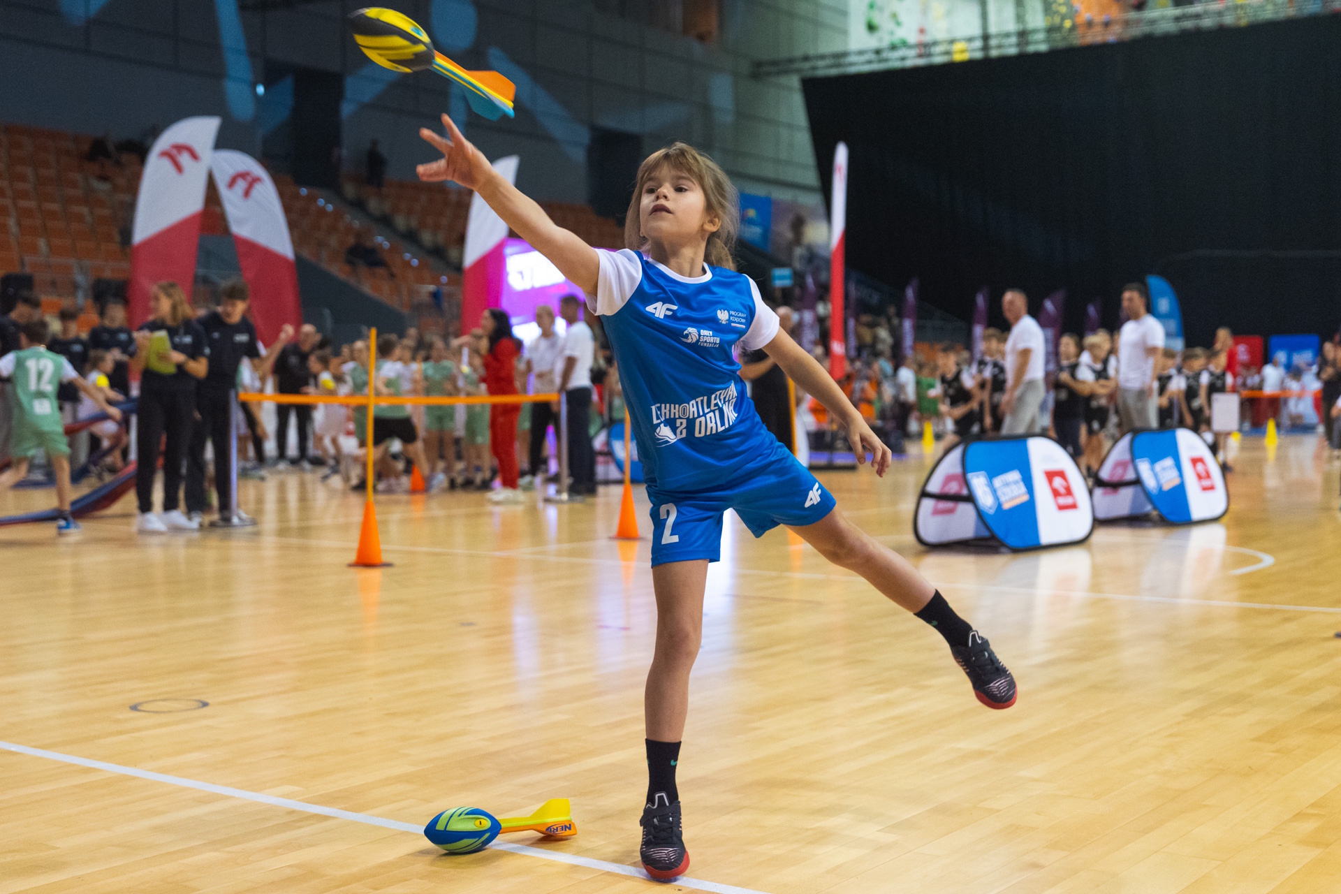 Dziewczynka rzucająca do celu