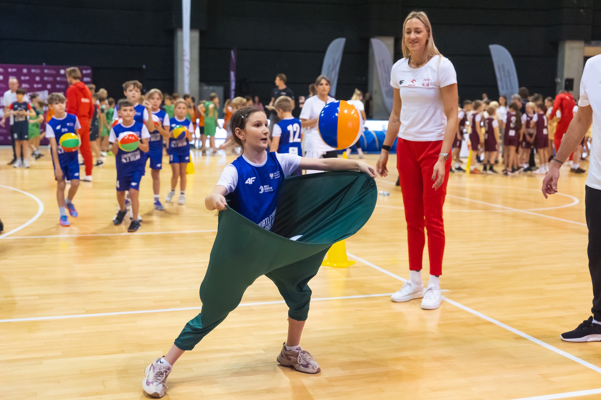 Dziewczynka podrzucająca piłkę