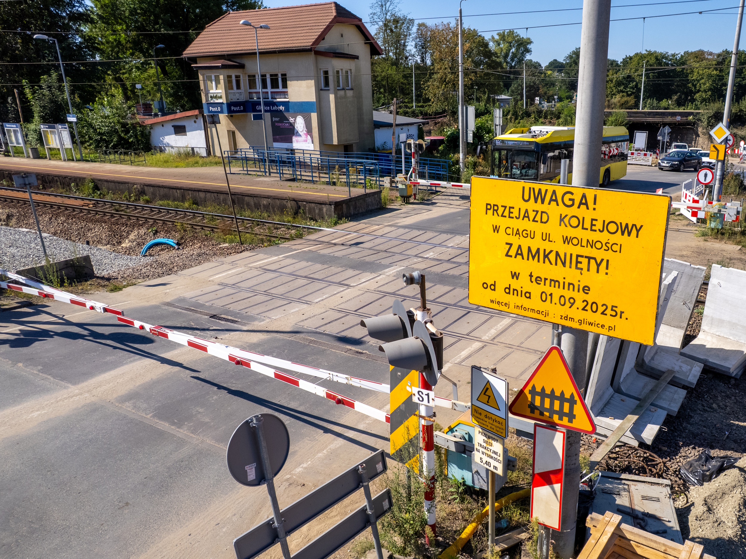 Zdjęcie przejazdu kolejowego z tablicą informującą o jego zamknięciu