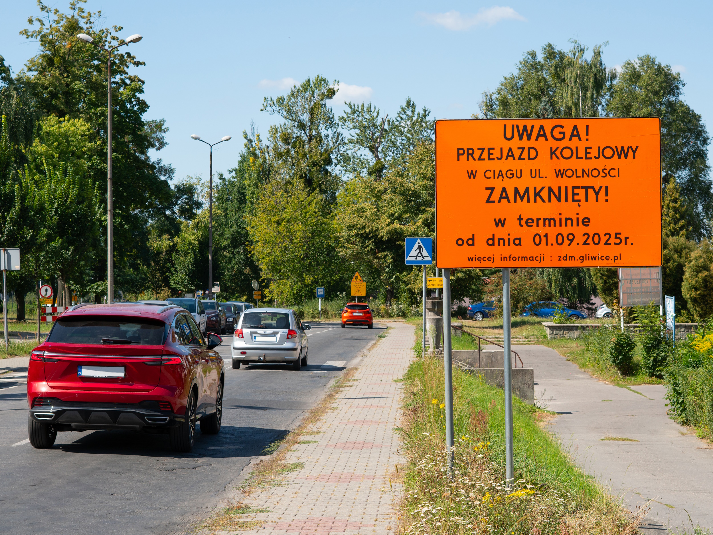 Zdjęcie ulicy ze znakiem informującym o zamknięciu przejazdu