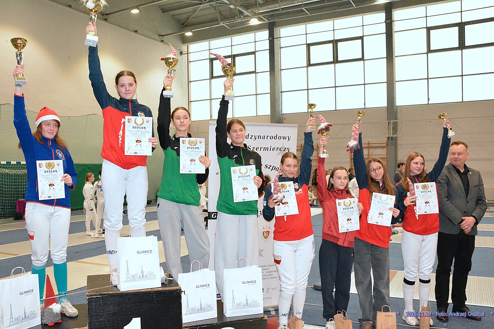 dziewczyny na podium z pucharami