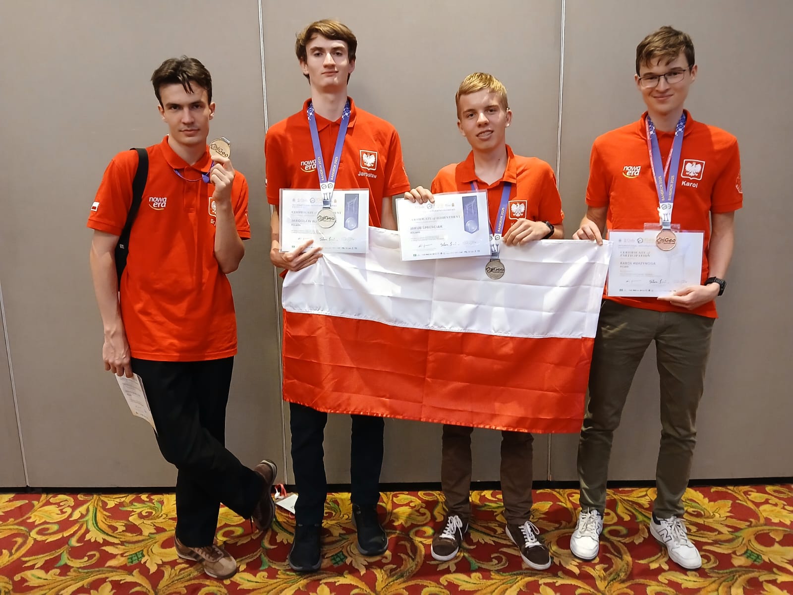 czterech chłopców z flagą Polski
