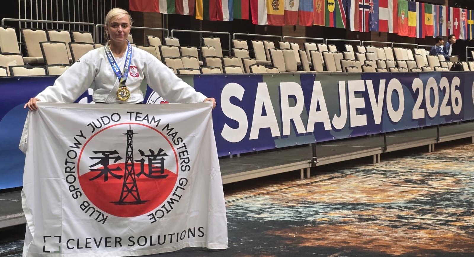 Izabela Herdzik z klubową flagą