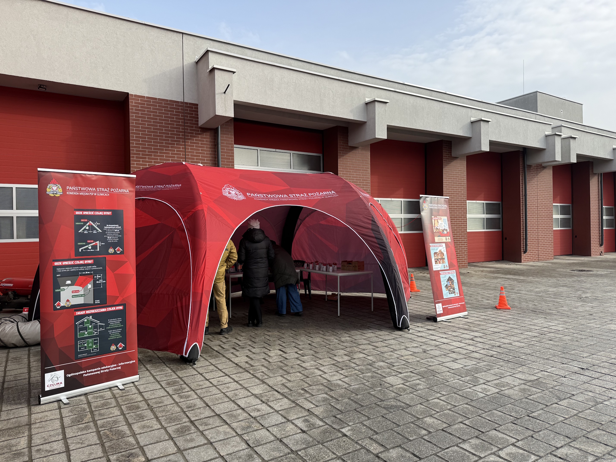 namiot strażaków przed  wyjazdem z garaży Państwowej Straży Pożarnej