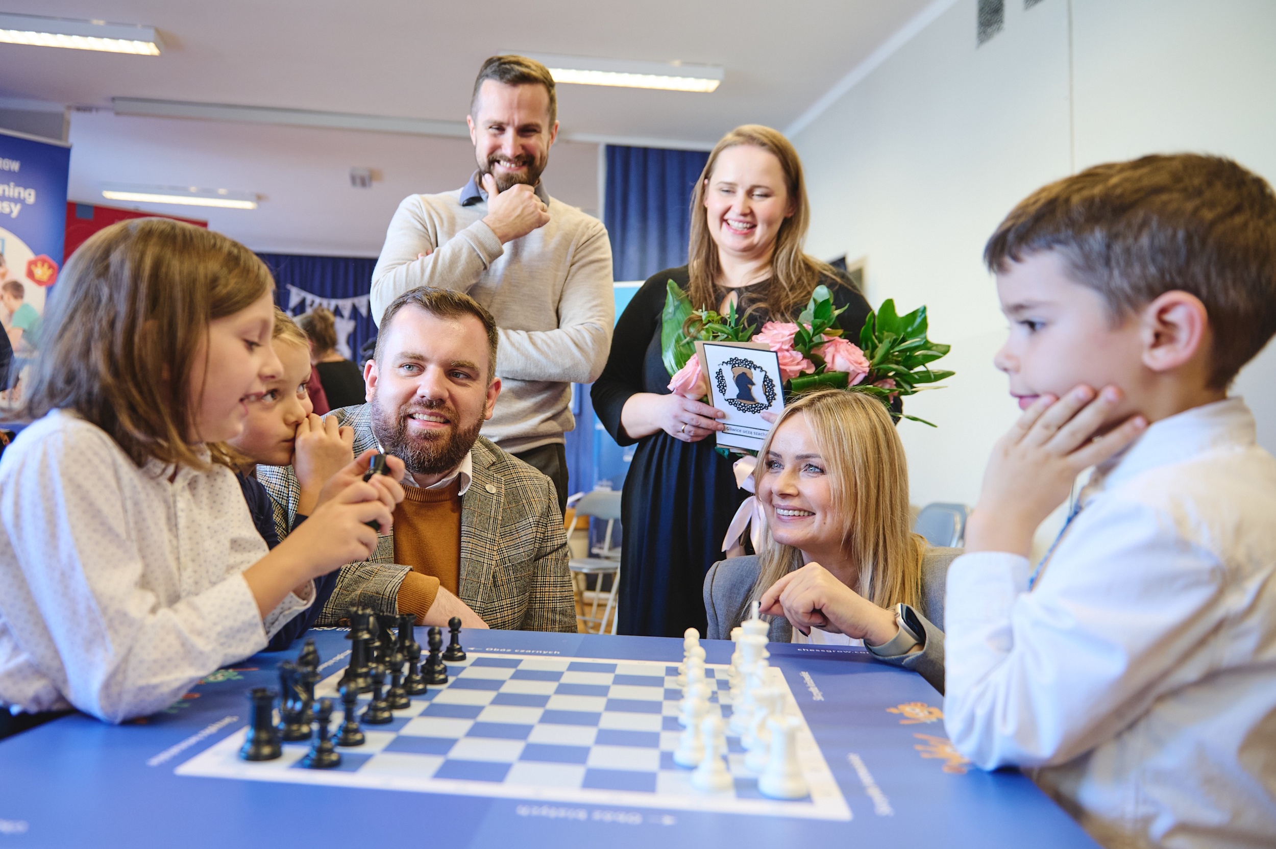 Dzieci grające w szachy