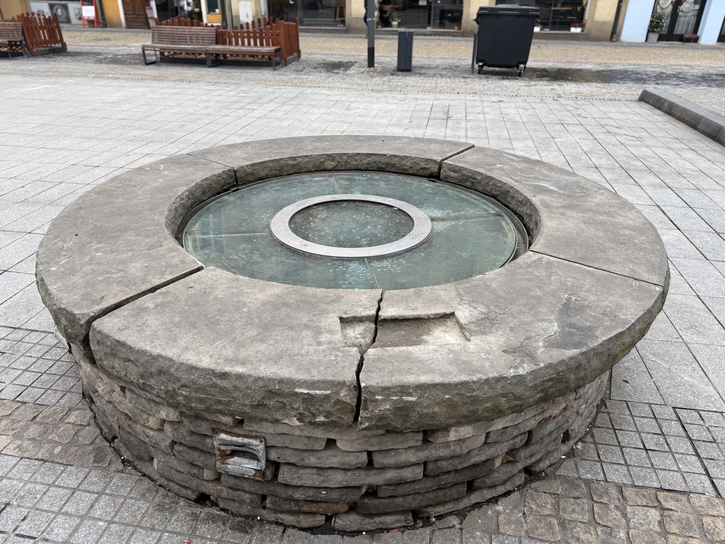 Pęknięcie na studni