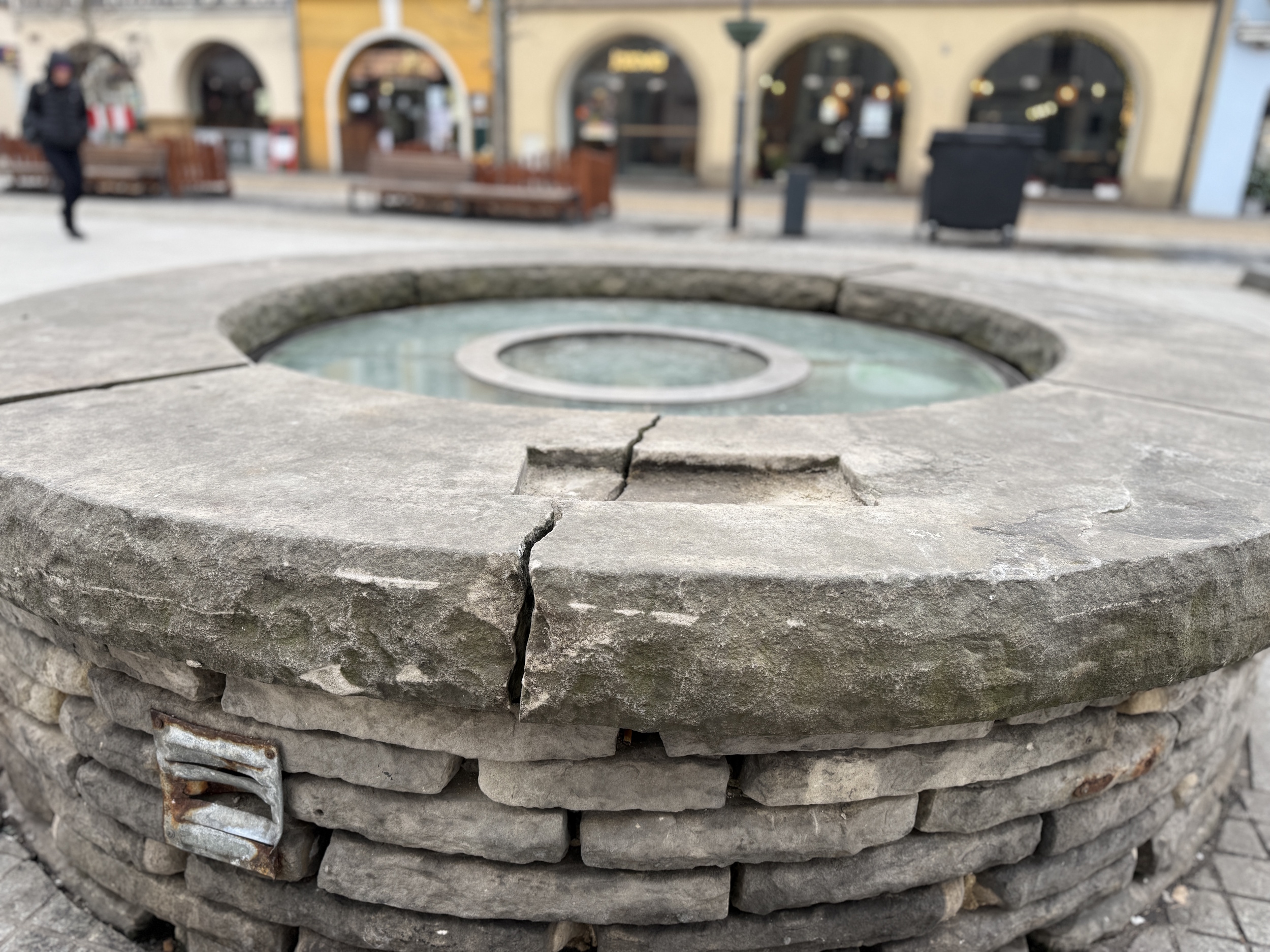 Pęknięcie na studni