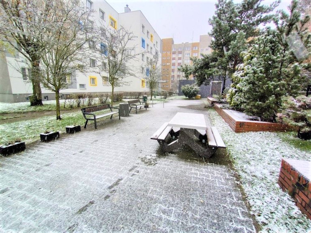 ławki i siedziska oprószone śniegiem
