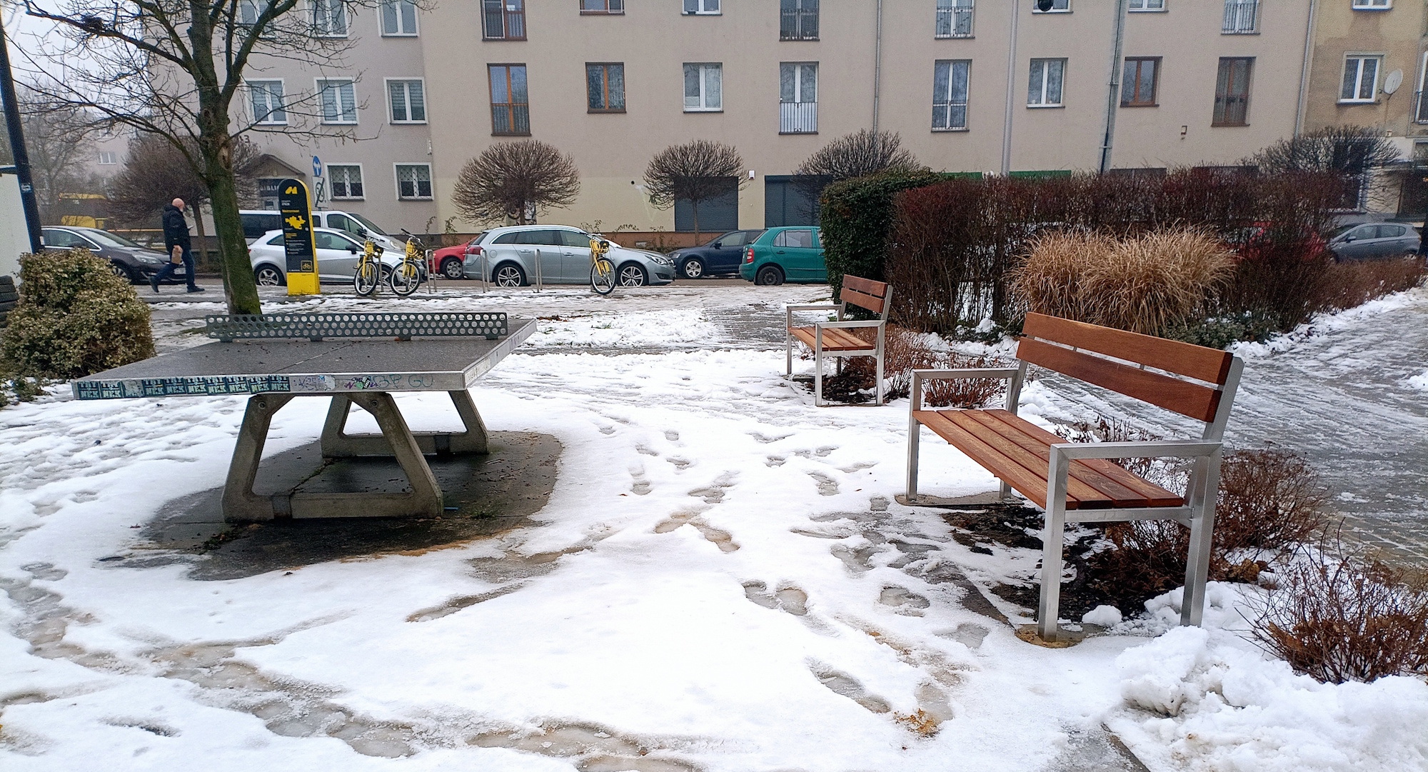 ławka na placu zabaw