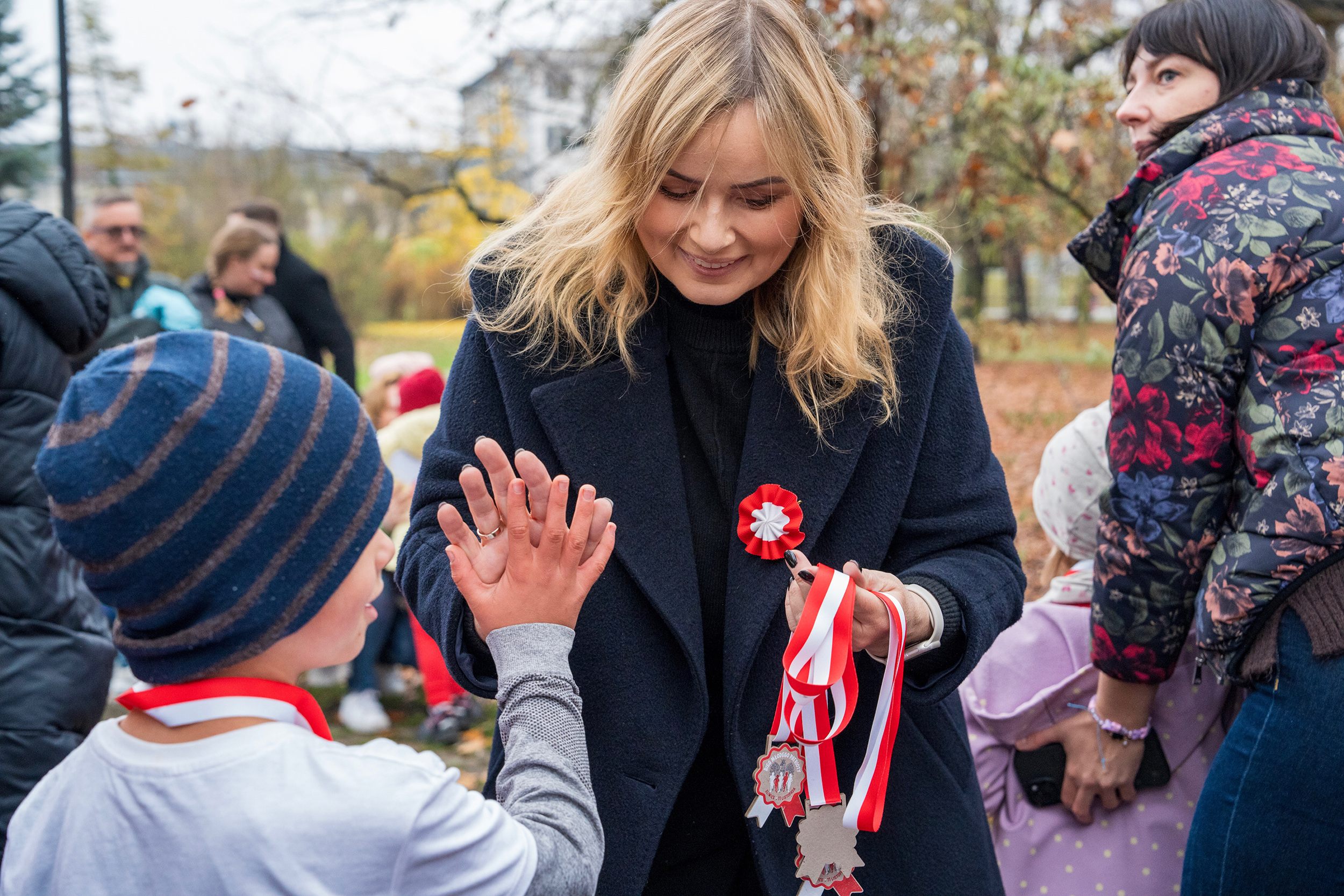 Prezydent Gliwic Katarzyna Kuczyńska-Budka rozdająca symboliczne medale za Bieg Młodego Patrioty