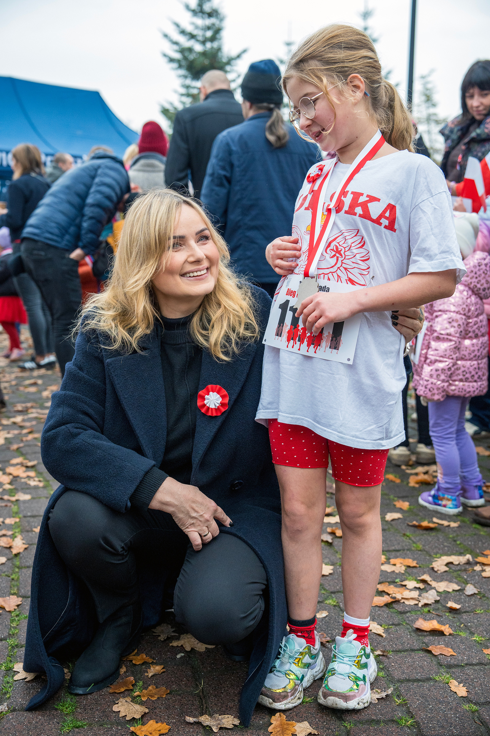 Prezydent Gliwic Katarzyna Kuczyńska-Budka rozdająca symboliczne medale za Bieg Młodego Patrioty