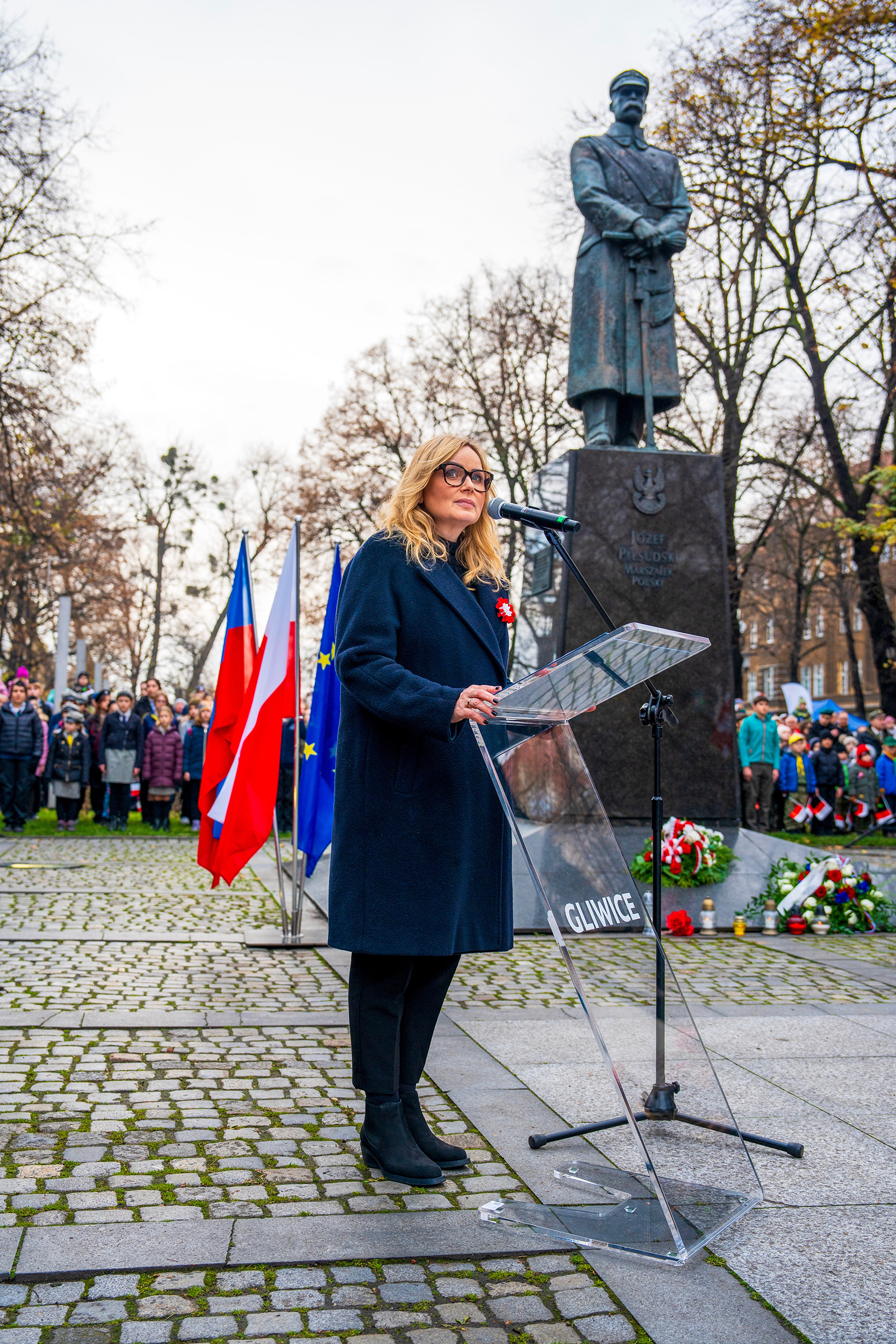 Prezydent Gliwic Katarzyna Kuczyńska-Budka przemawiająca podczas oficjalnych obchodów Święta Niepodległości. W tle pomnik marszałka Józefa Piłsudskiego