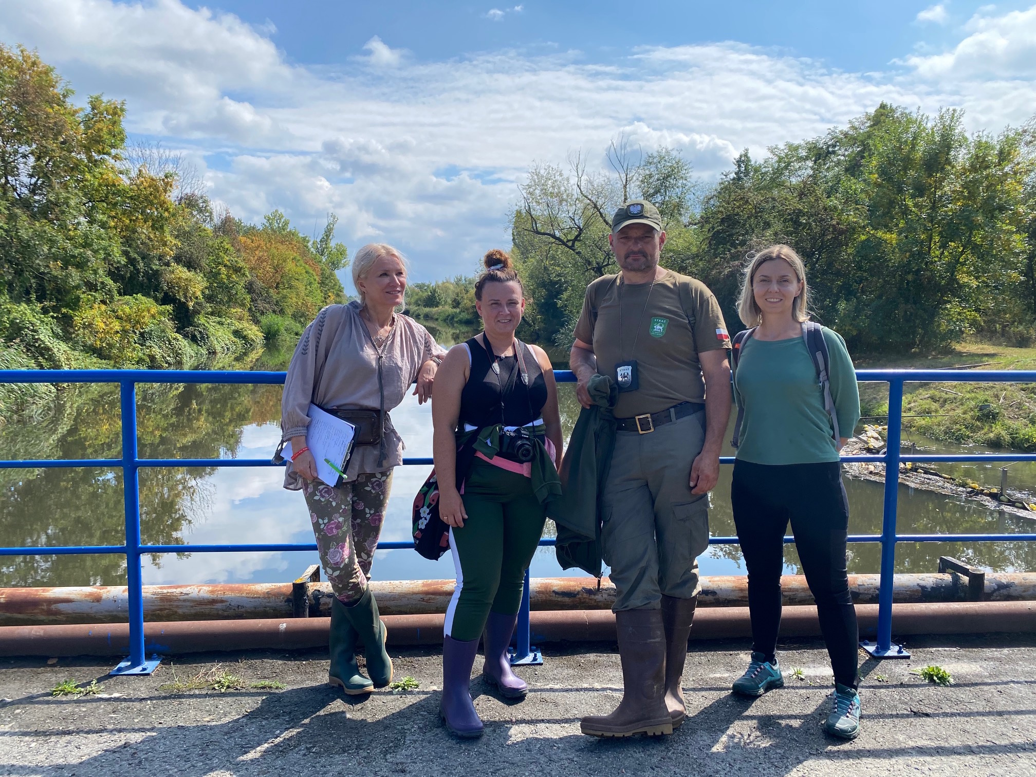 Cztery osoby z zespołu ŚOB: Katarzyna Ciwiś-Galej, Marta Cofała, Weronika Ratajska, Miłosz Morawski oraz społecznik-przyrodnik, Marek Kionka (LOP)