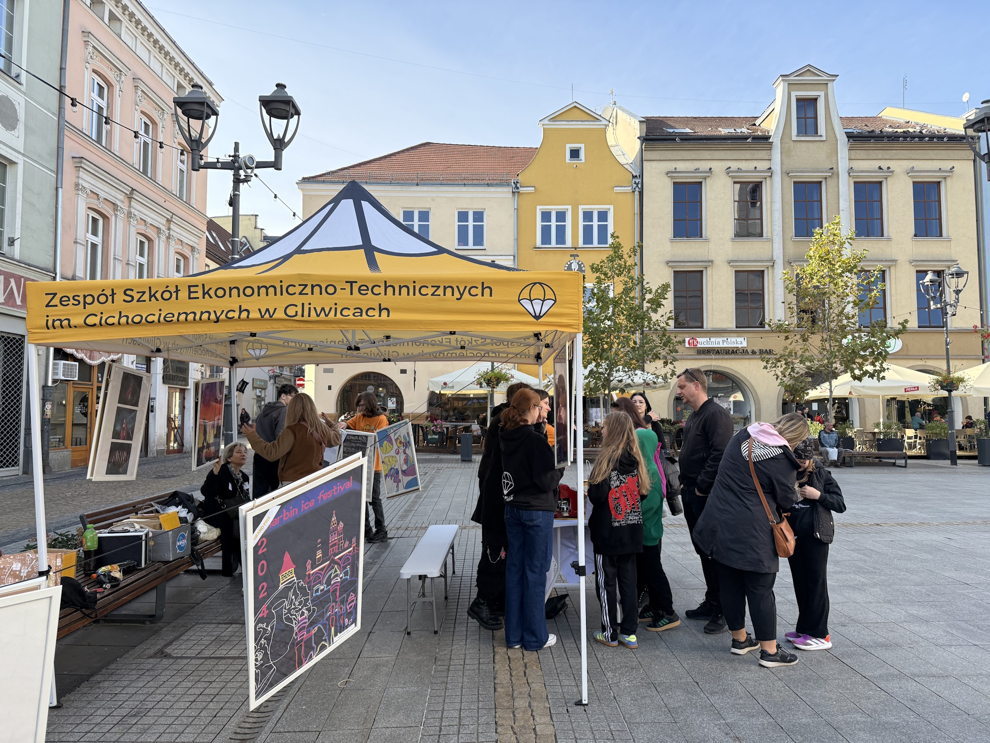 Ludzie przy stoisku na Rynku