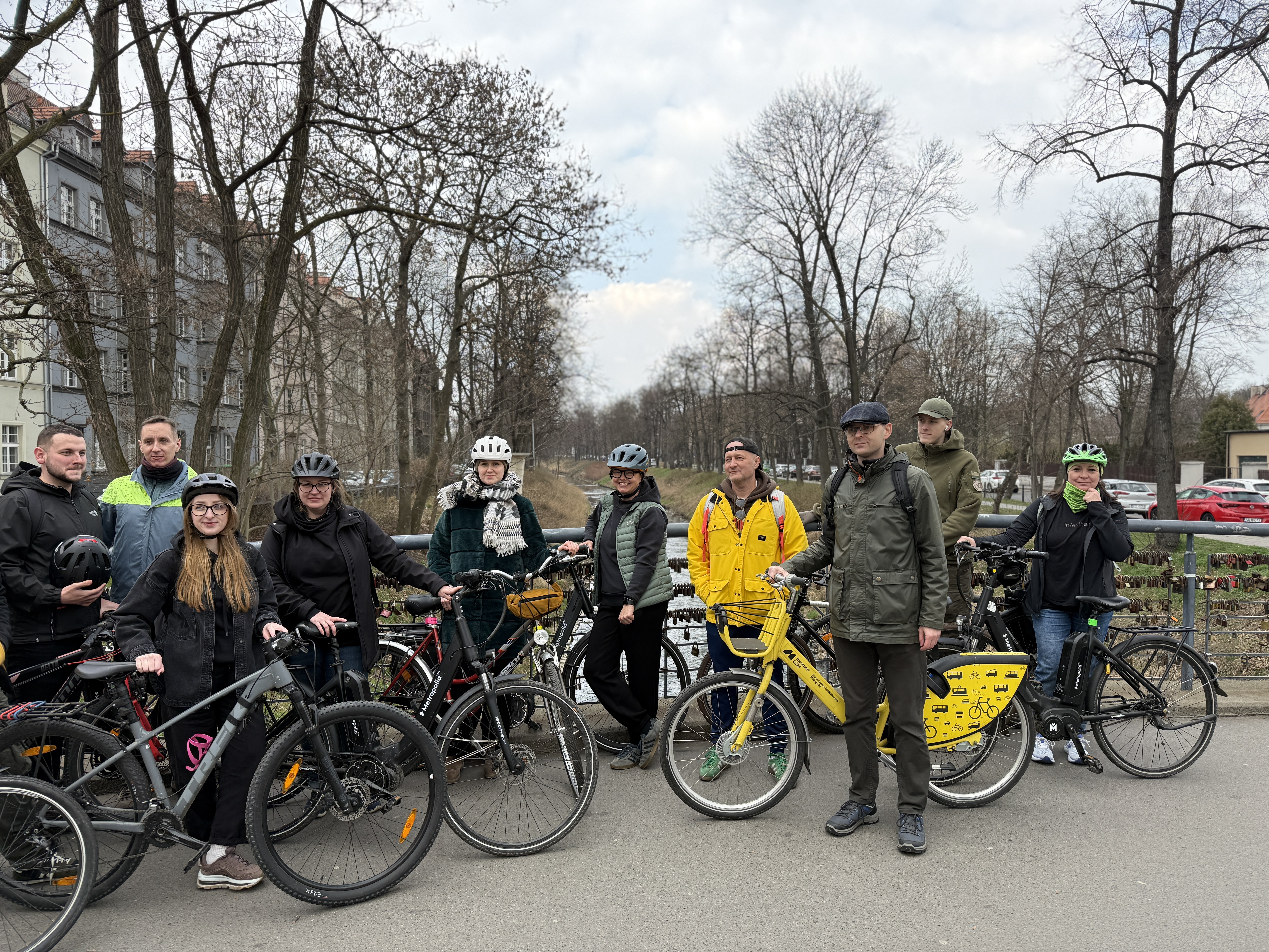 Pracownicy z rowerami