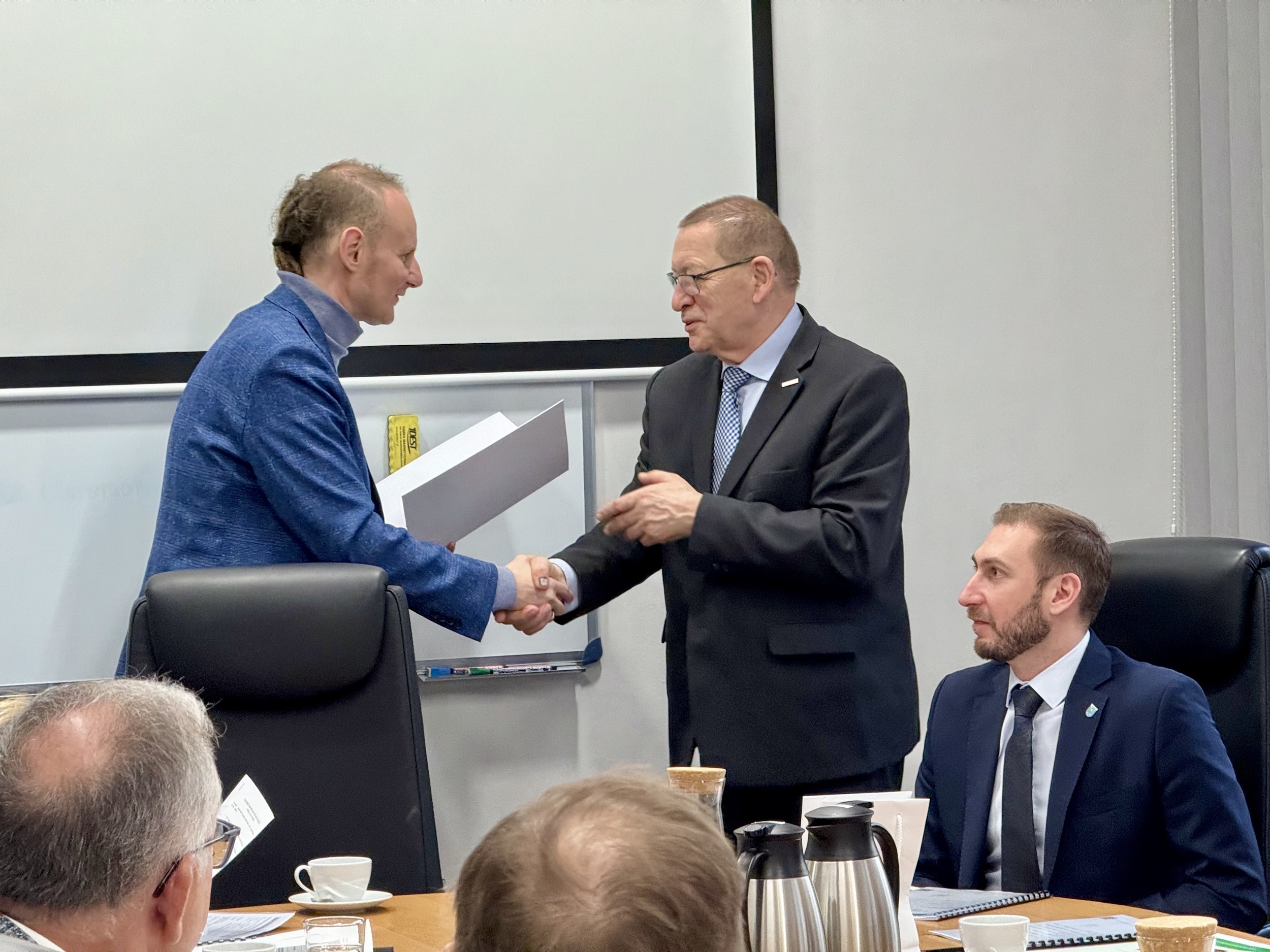 Prezydent Gorczyński wręczający powołanie do rady