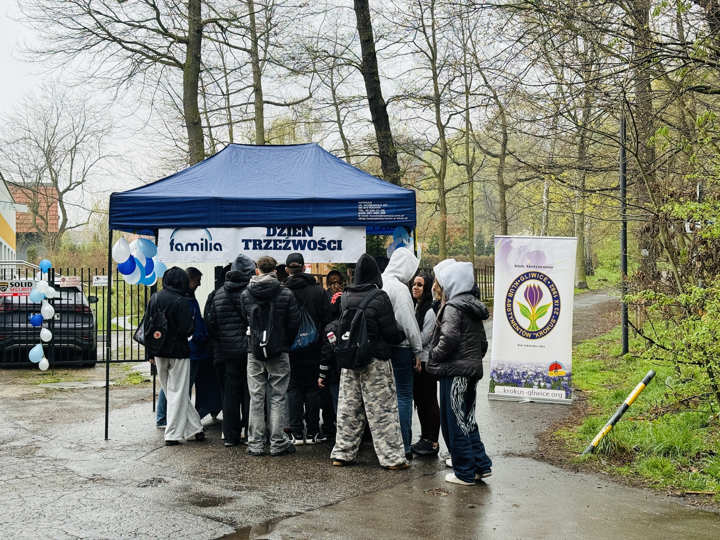 Młodzież przy stoisku 