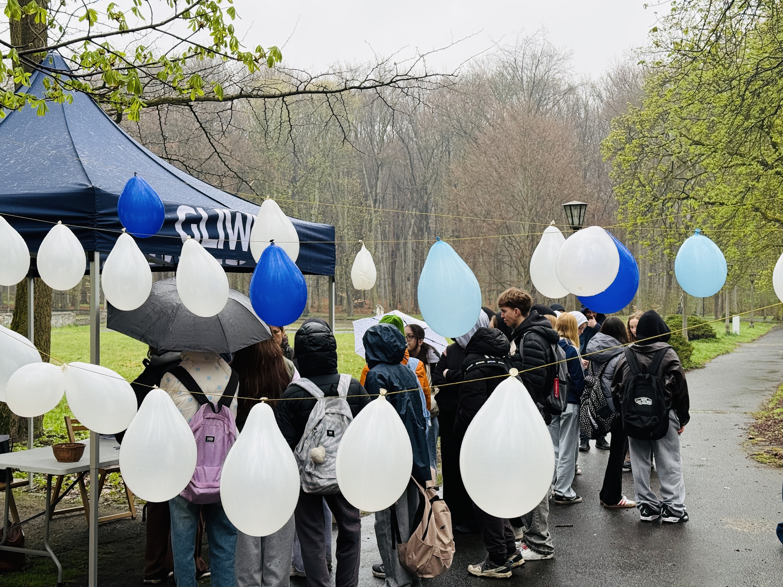 Młodzież przy stoisku 