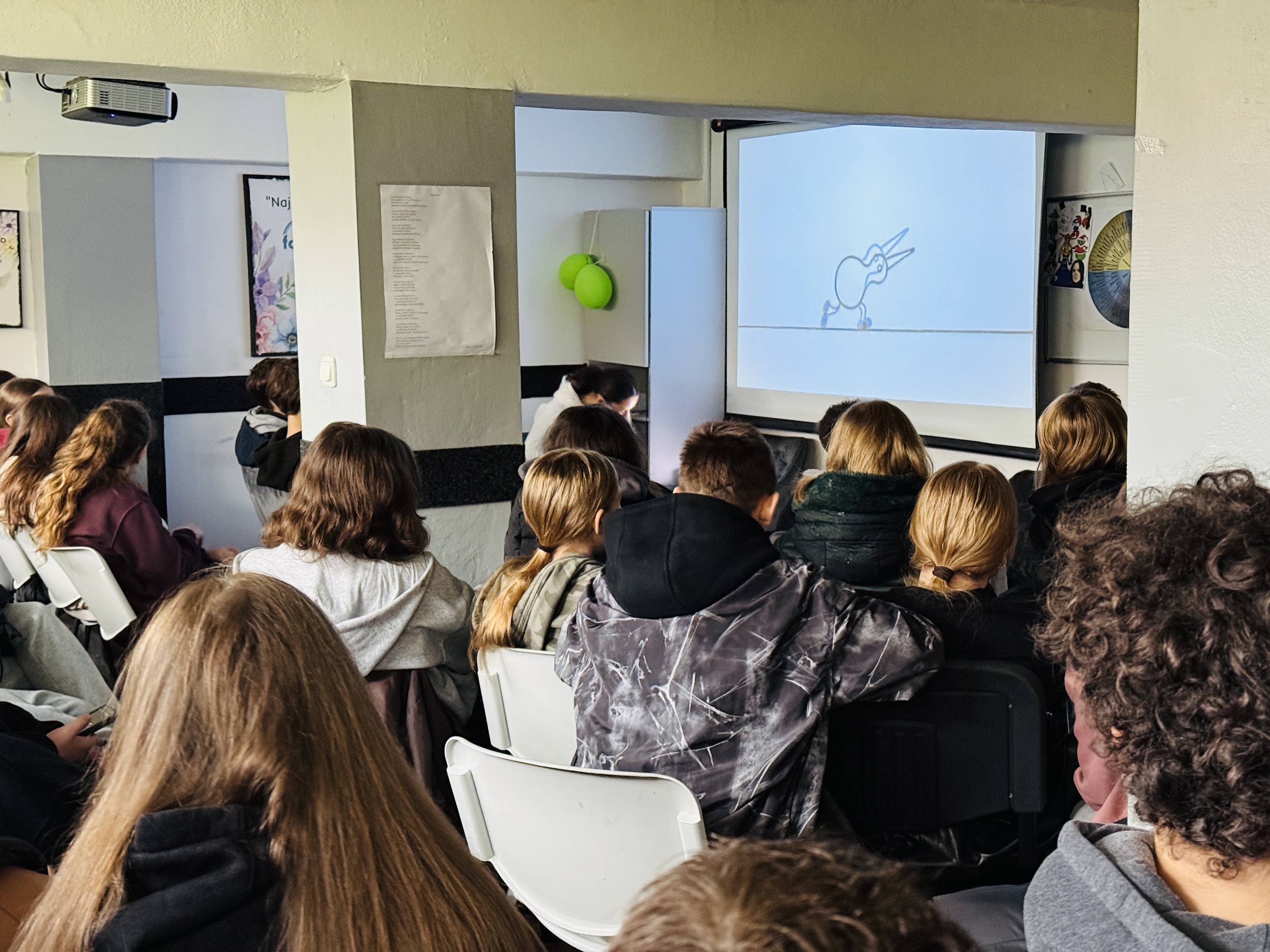 Młodzież słuchająca prelekcji