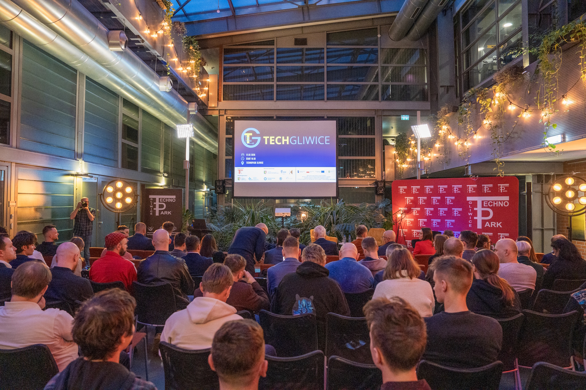 sala Technoparku Gliwice szczelnie wypełniona uczestnikami spotkania Tech Gliwice