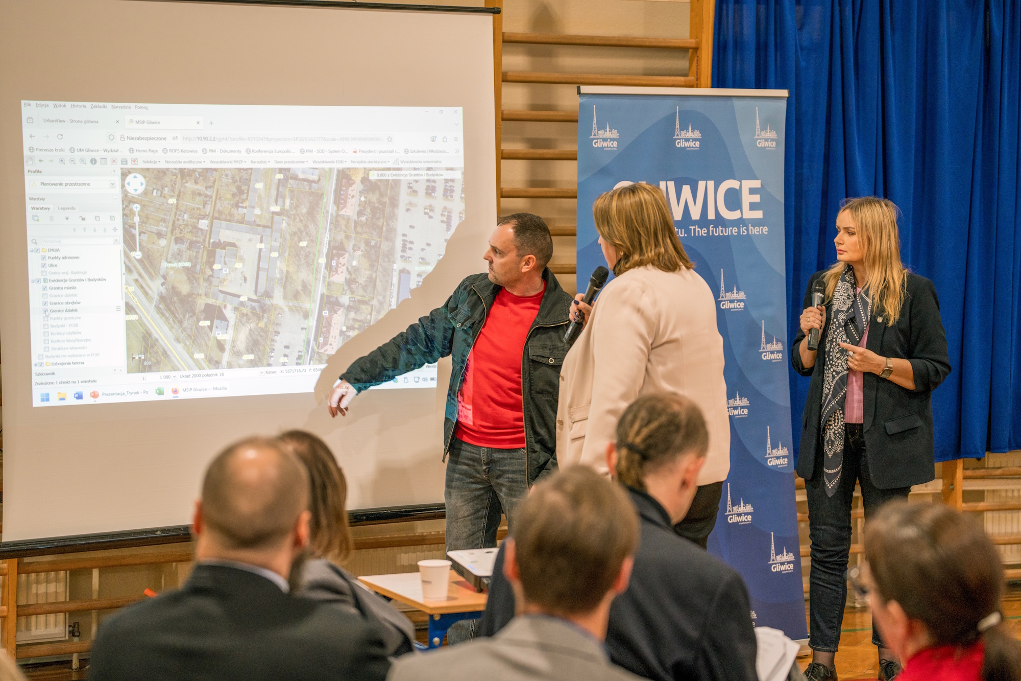 Mieszkańcy z prezydent Gliwic na spotkaniu w sali gimnastycznej szkoły