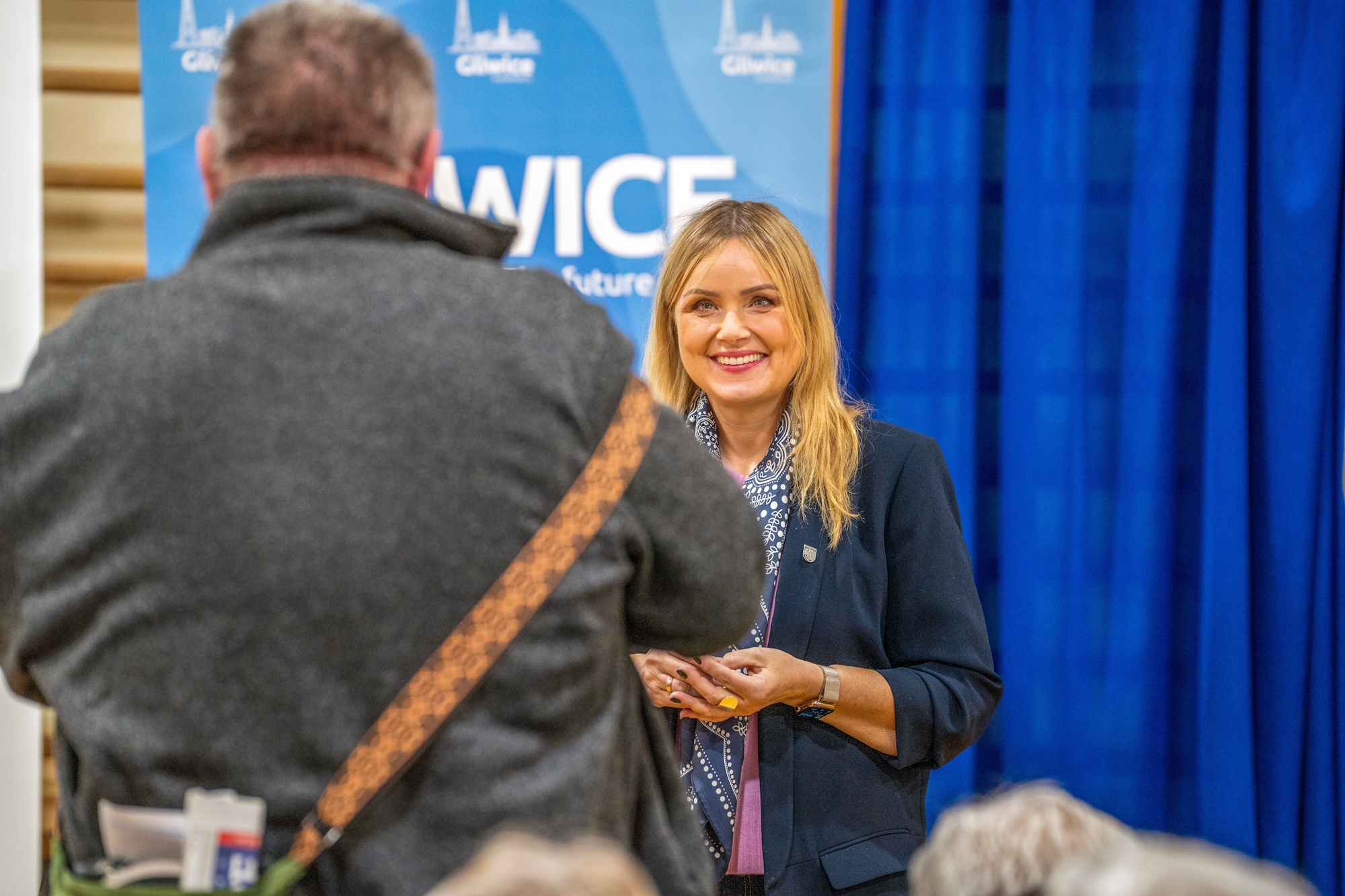 mieszkaniec stoi tyłem, prezydent Gliwic przodem, uśmiecha się