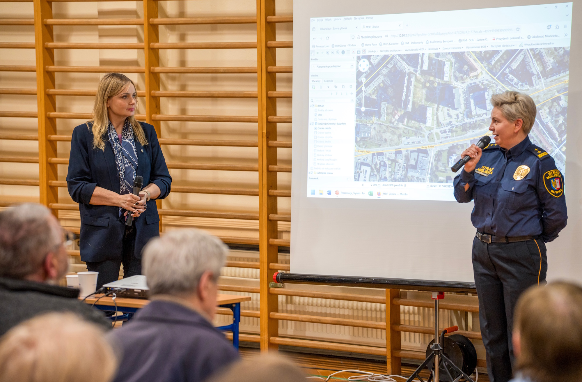 szefowa straży miejskiej z mikrofonem, obok prezydent Gliwic