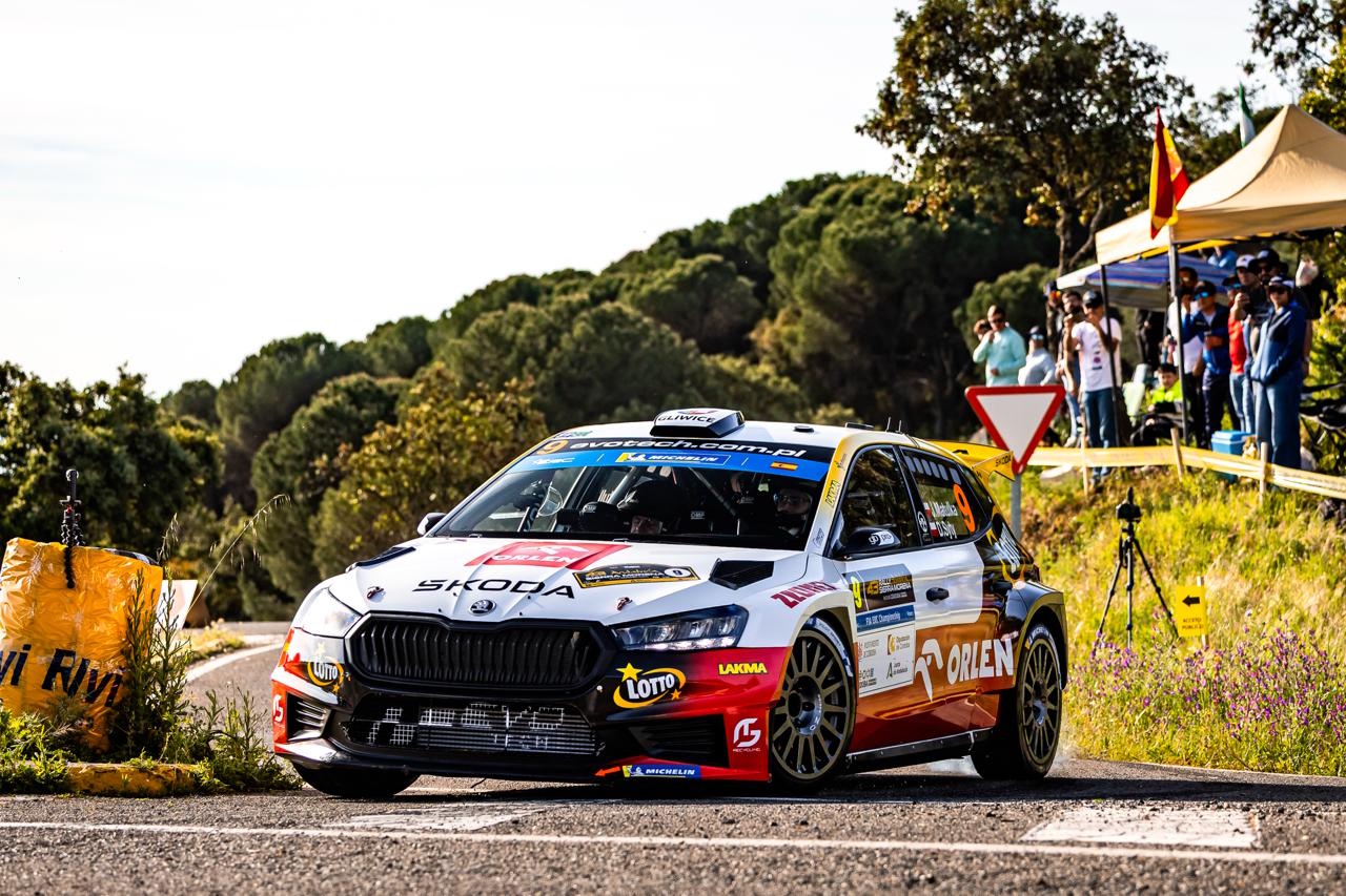 Samochód rajdowy Polaków na torze