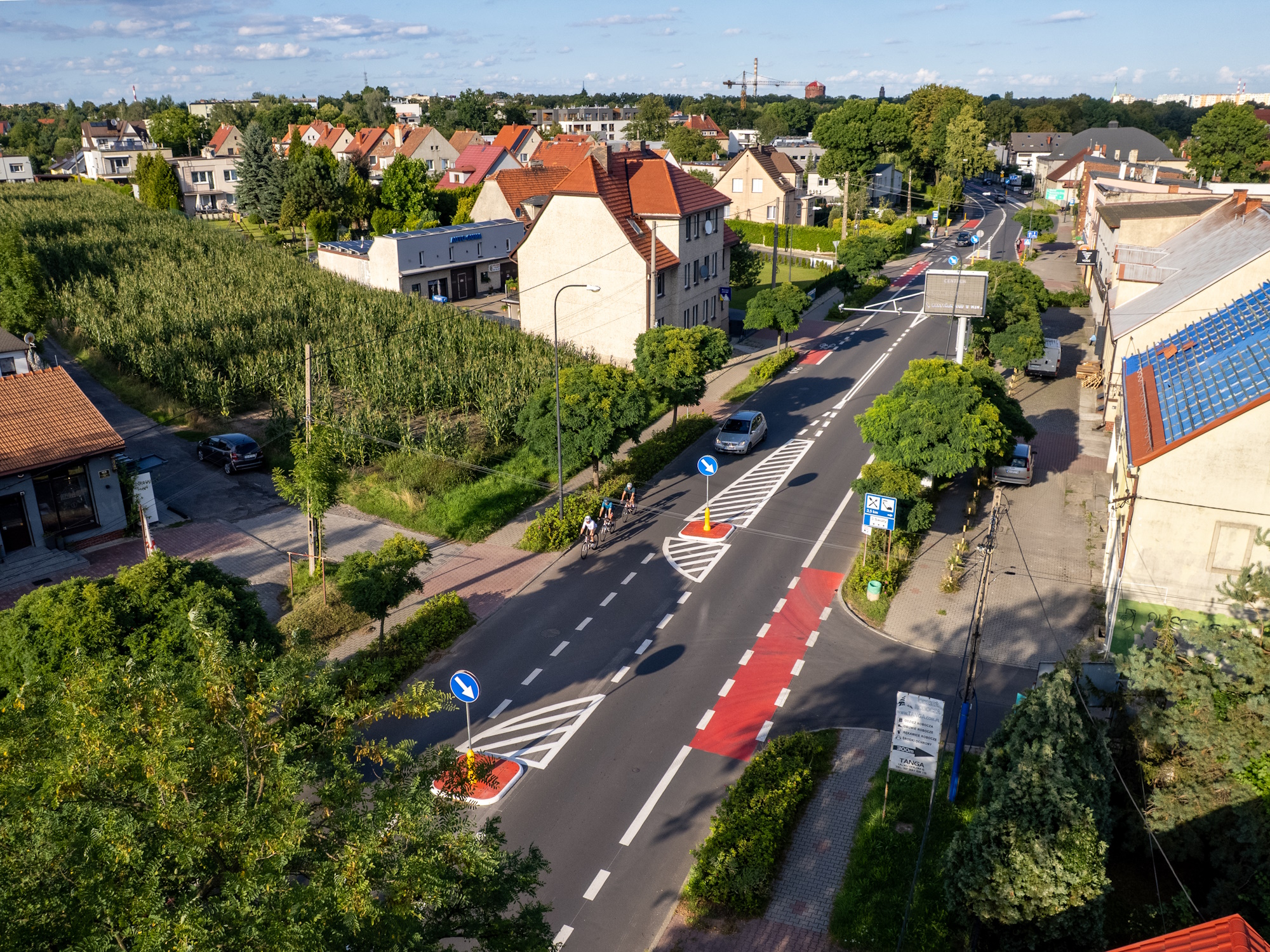 droga, rowerzyści, budynki, zieleń