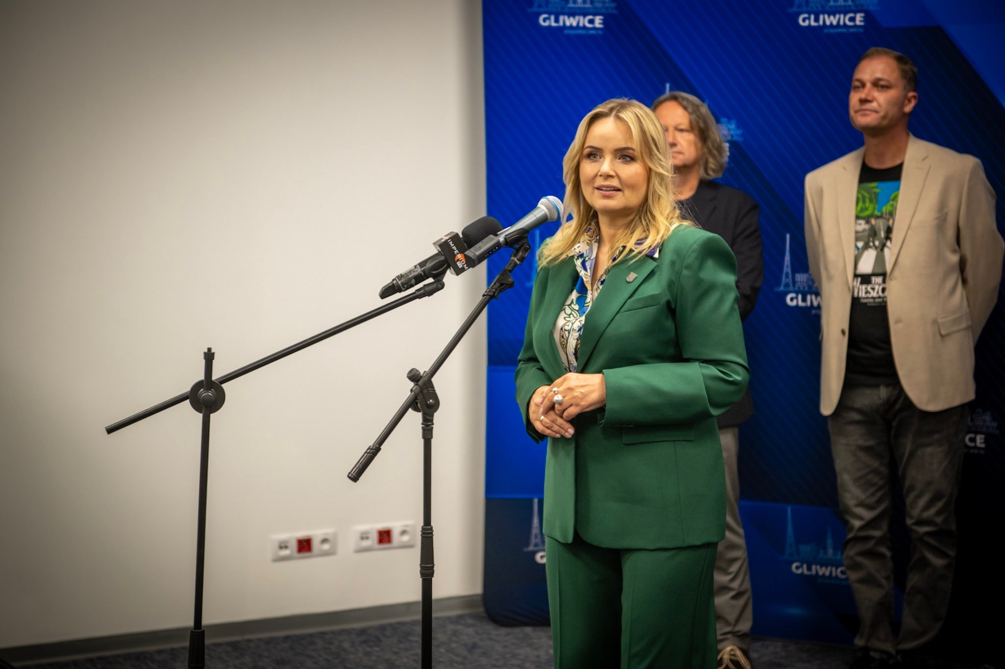 Zdjęcie prezydent Gliwic przy mikrofonie