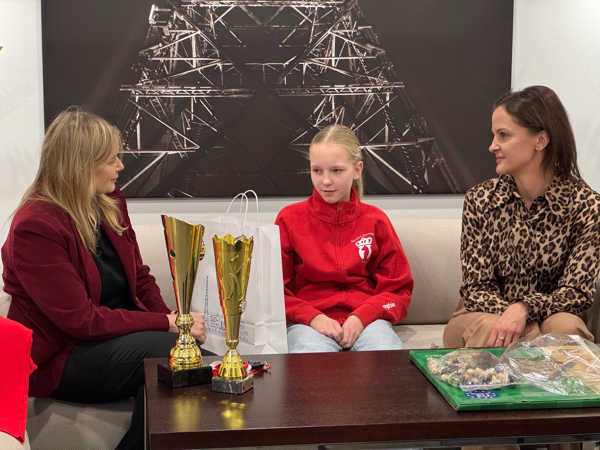 prezydent Gliwic z szachistką i jej mamą