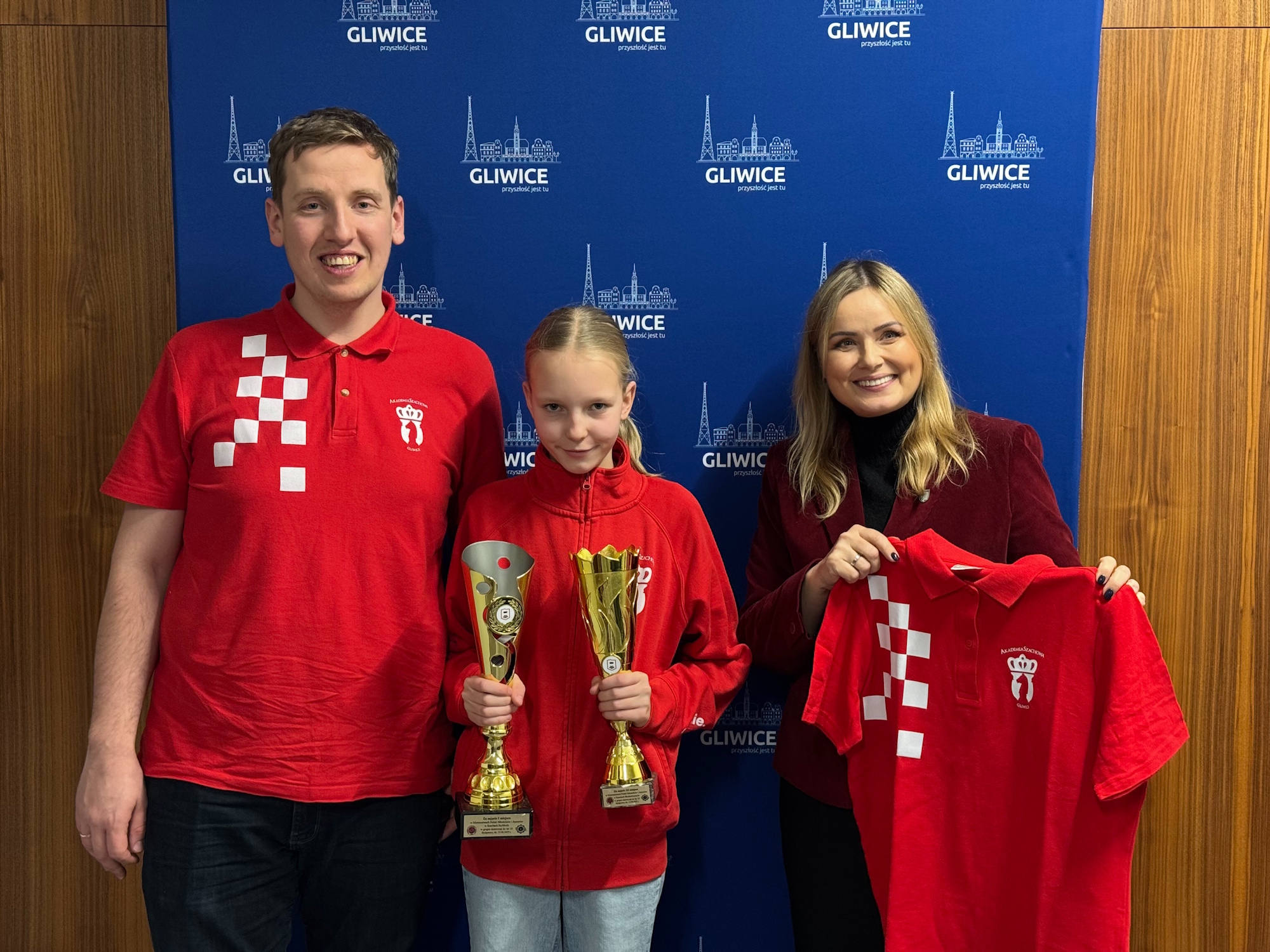 prezydent Gliwic z szachistką i jej trenerem