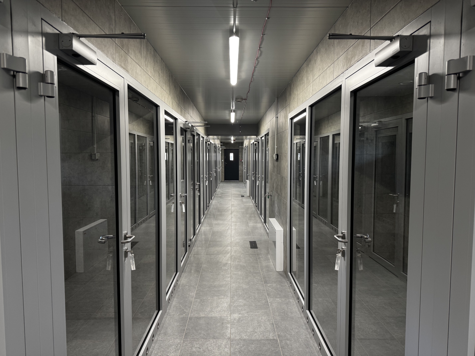 Wyremontowany korytarz w schronisku