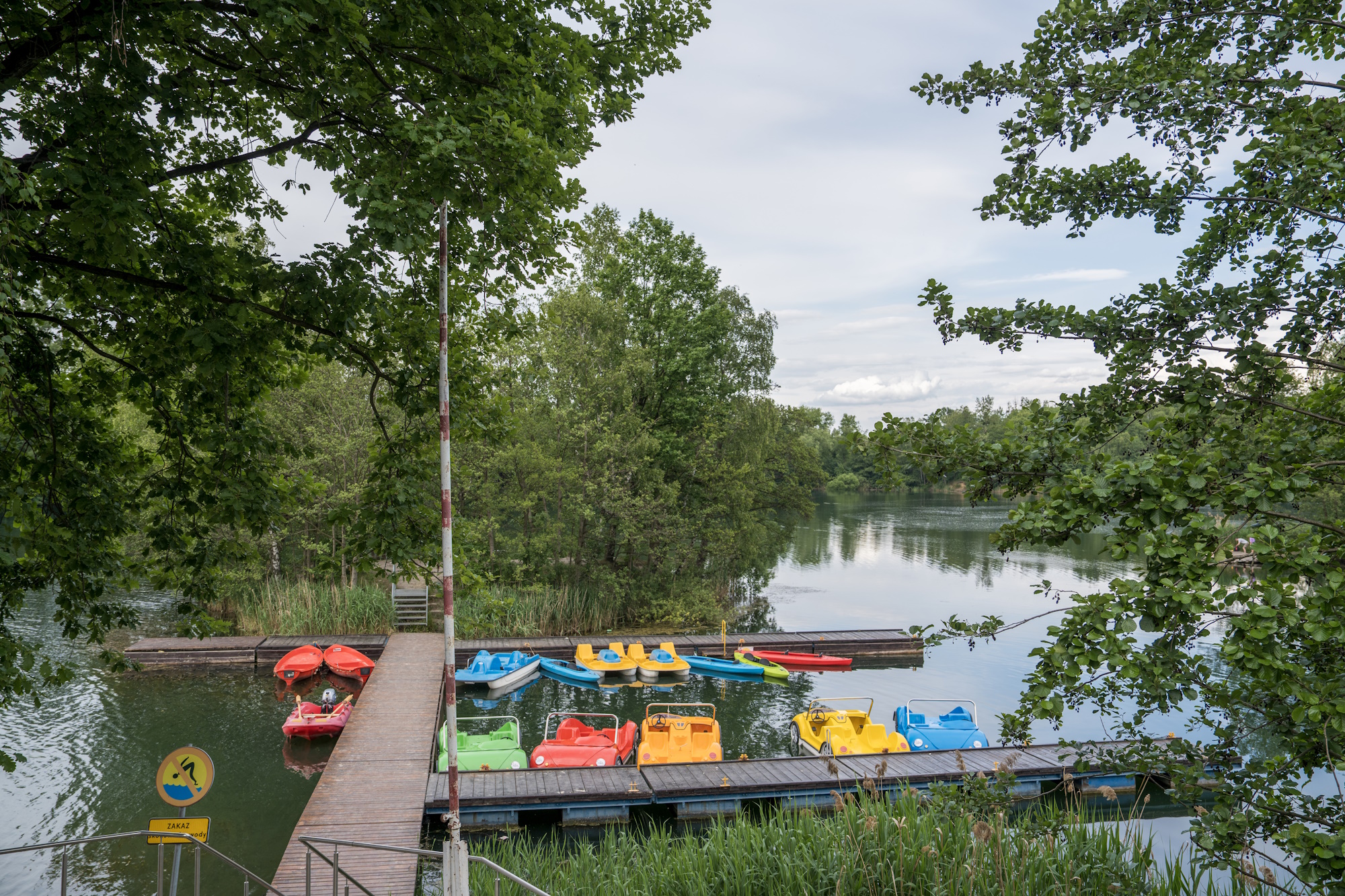 rowery wodne na tafli jeziora