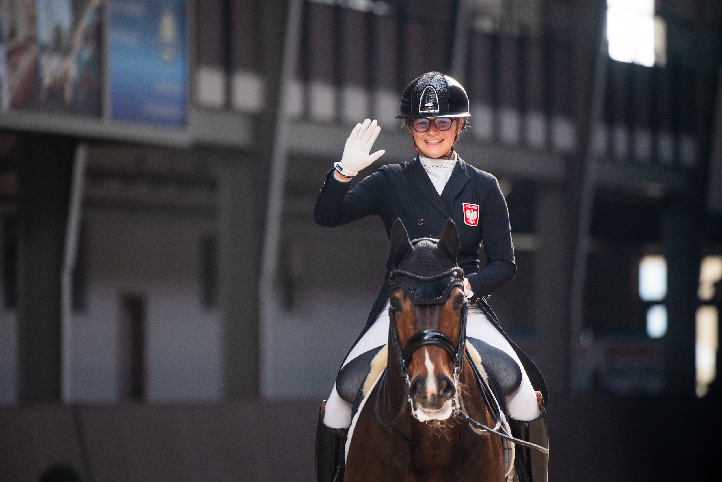 Maja na koniu machająca do aparatu