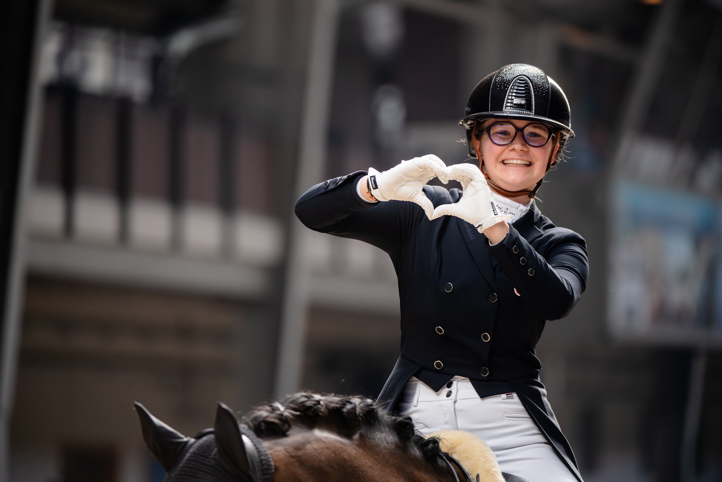 Maja na koniu pokazująca serduszko