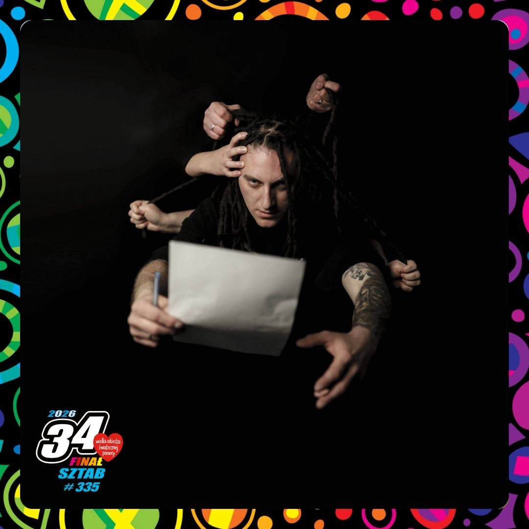 Baner ze zdjęciem mężczyzny z kartką w dłoni