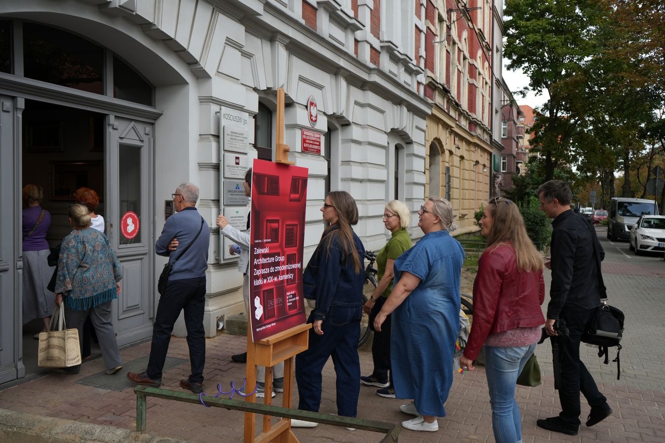 Kolejka przed budynkiem