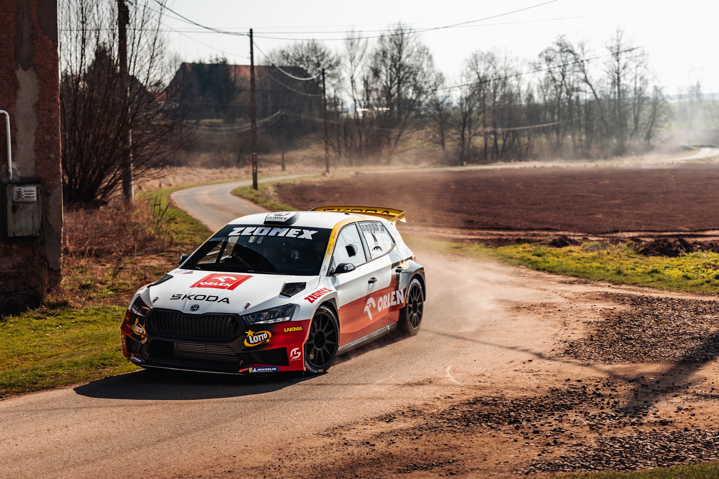 Samochód ORLEN LOTTO Rally Team podczas rajdu w Ścinawce