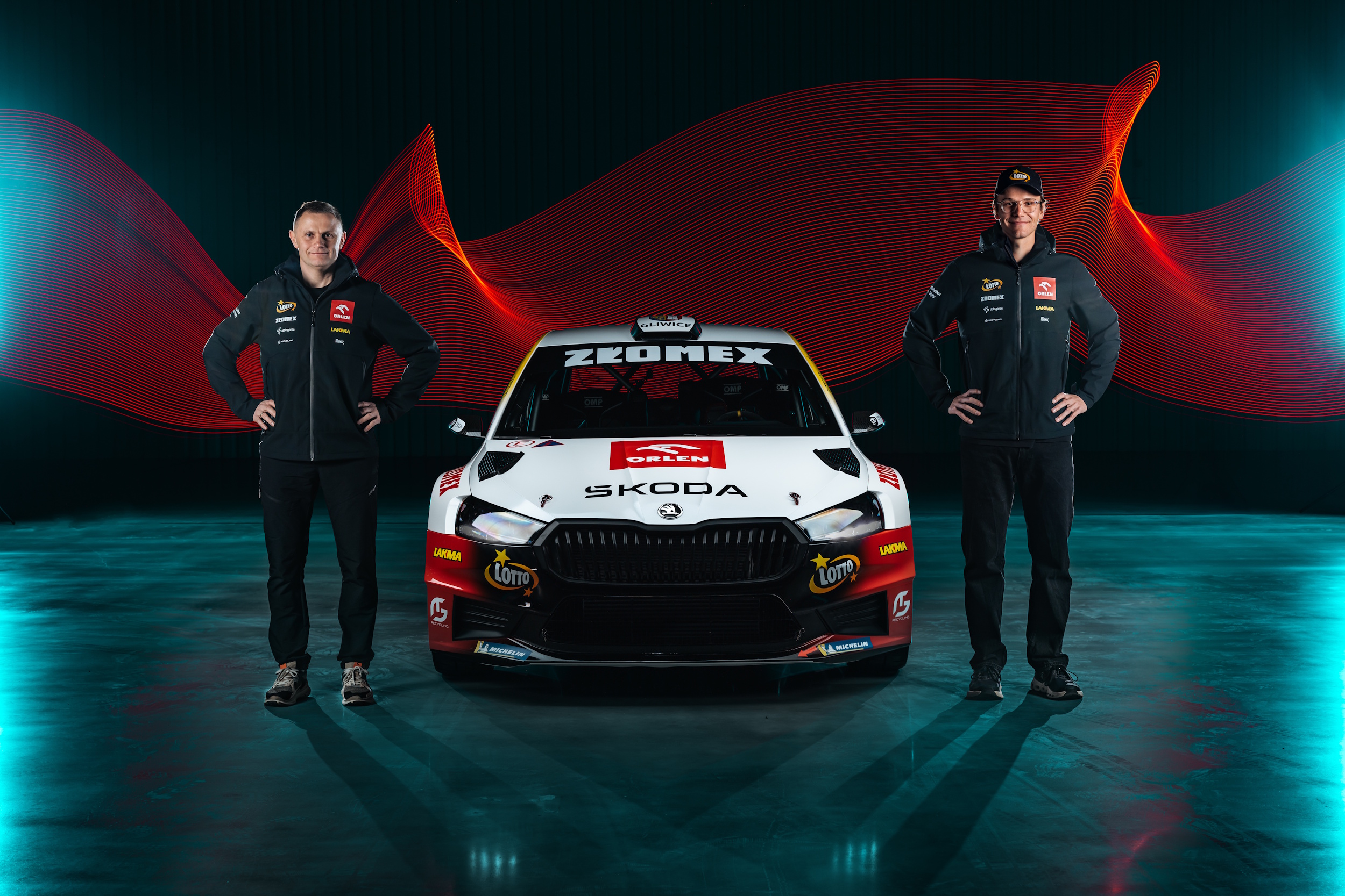 Jakub Matulka i Damian Syty przy swoim samochodzie rajdowym