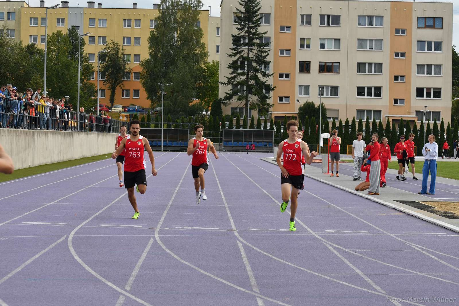 młodzi ludzie biegną