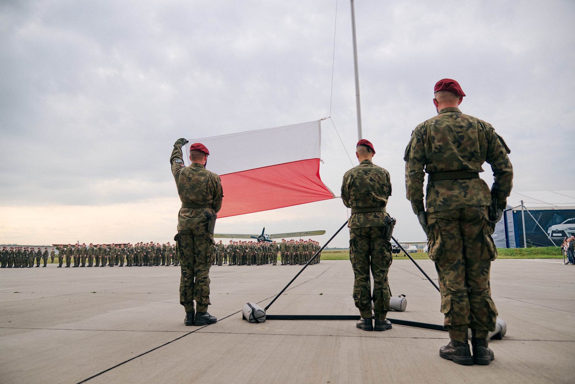 żołnierze, płyta lotniska