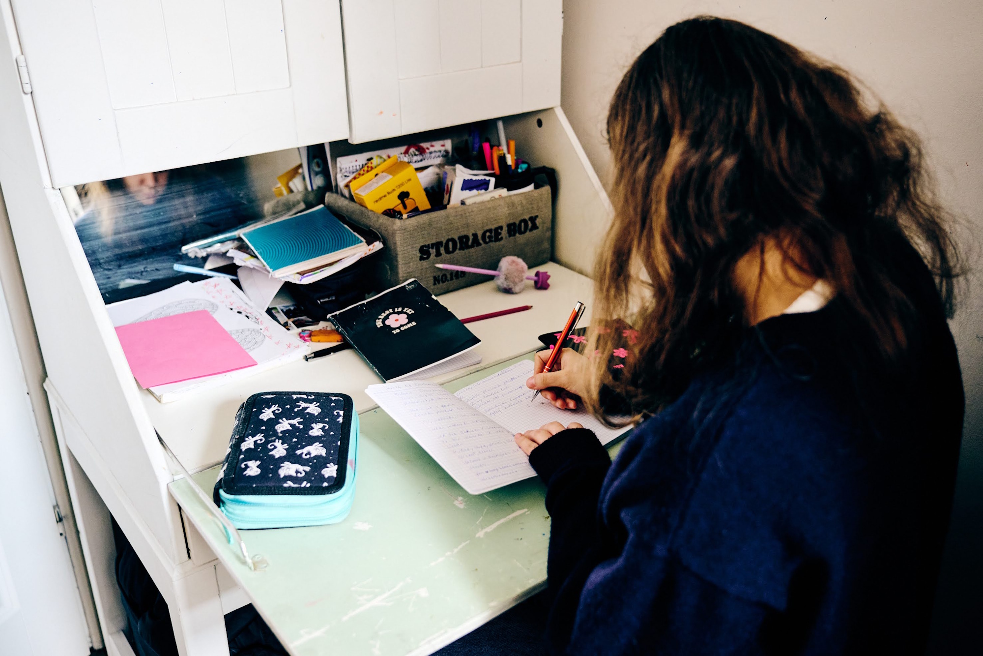 dziewczynka przy biurku