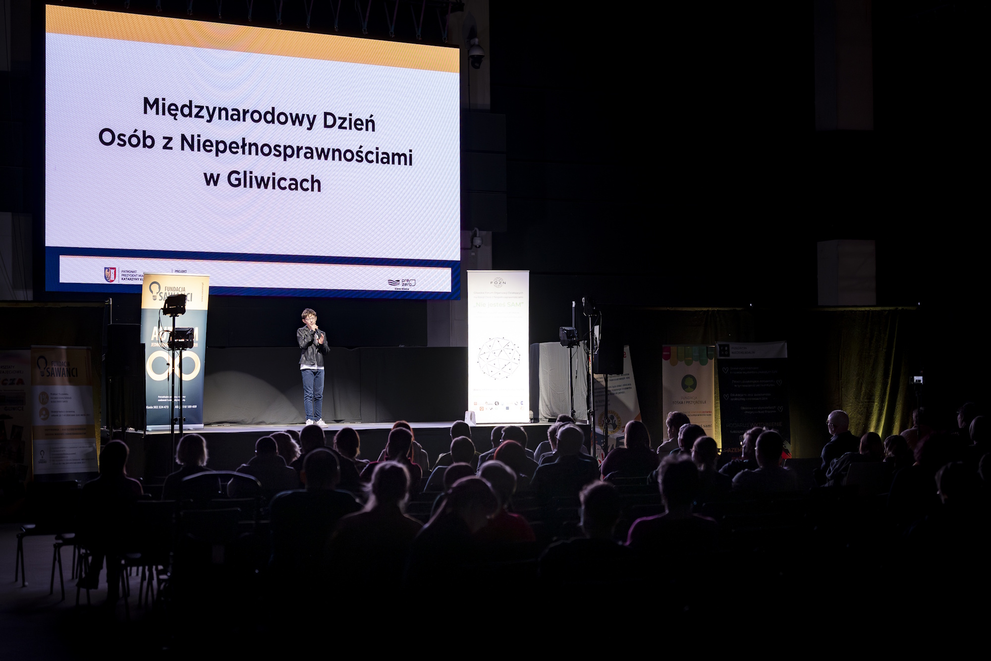 człowiek na scenie i widownia