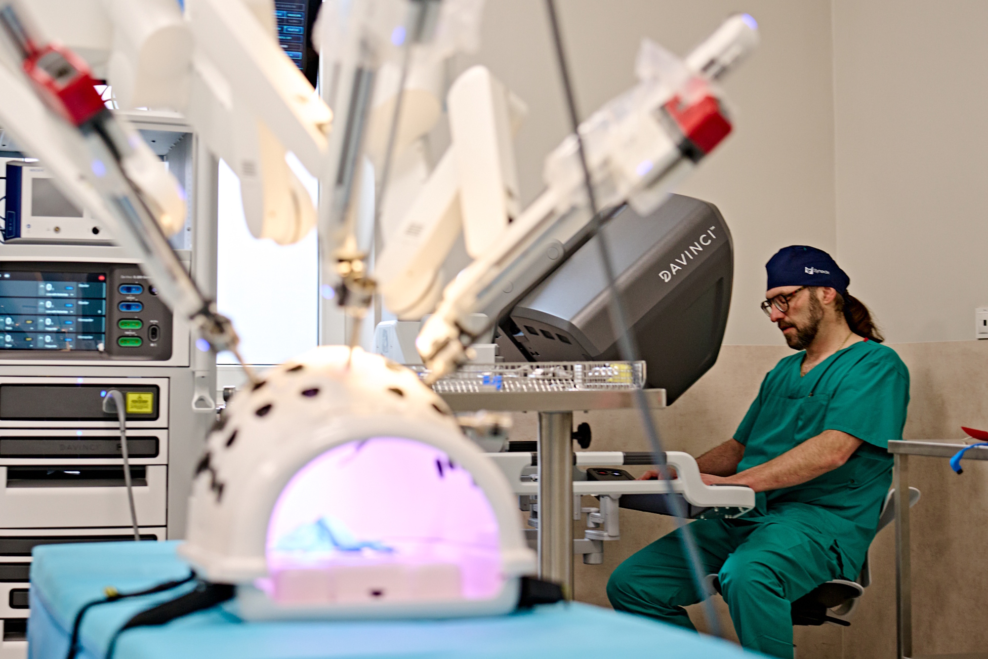 Szpital Miejski uruchomił dziś symbolicznie i zaprezentował system, dzięki któremu oficjalnie wchodzi do grona ośrodków oferujących najbardziej zaawansowaną chirurgię małoinwazyjną, dostępną dotąd głównie w największych klinikach w kraju