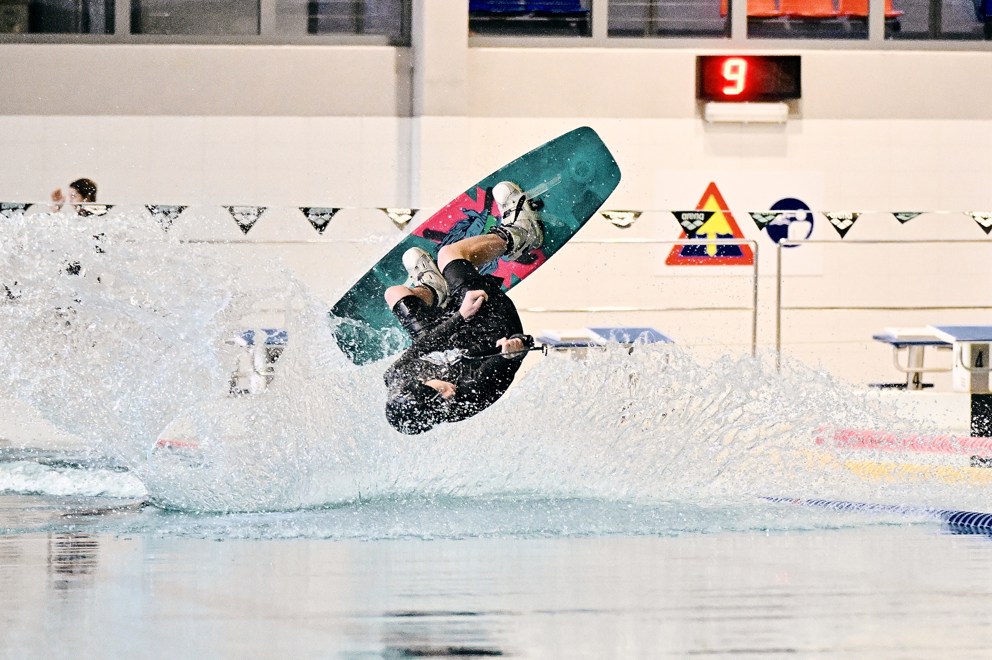 chłopak na desce w wodzie