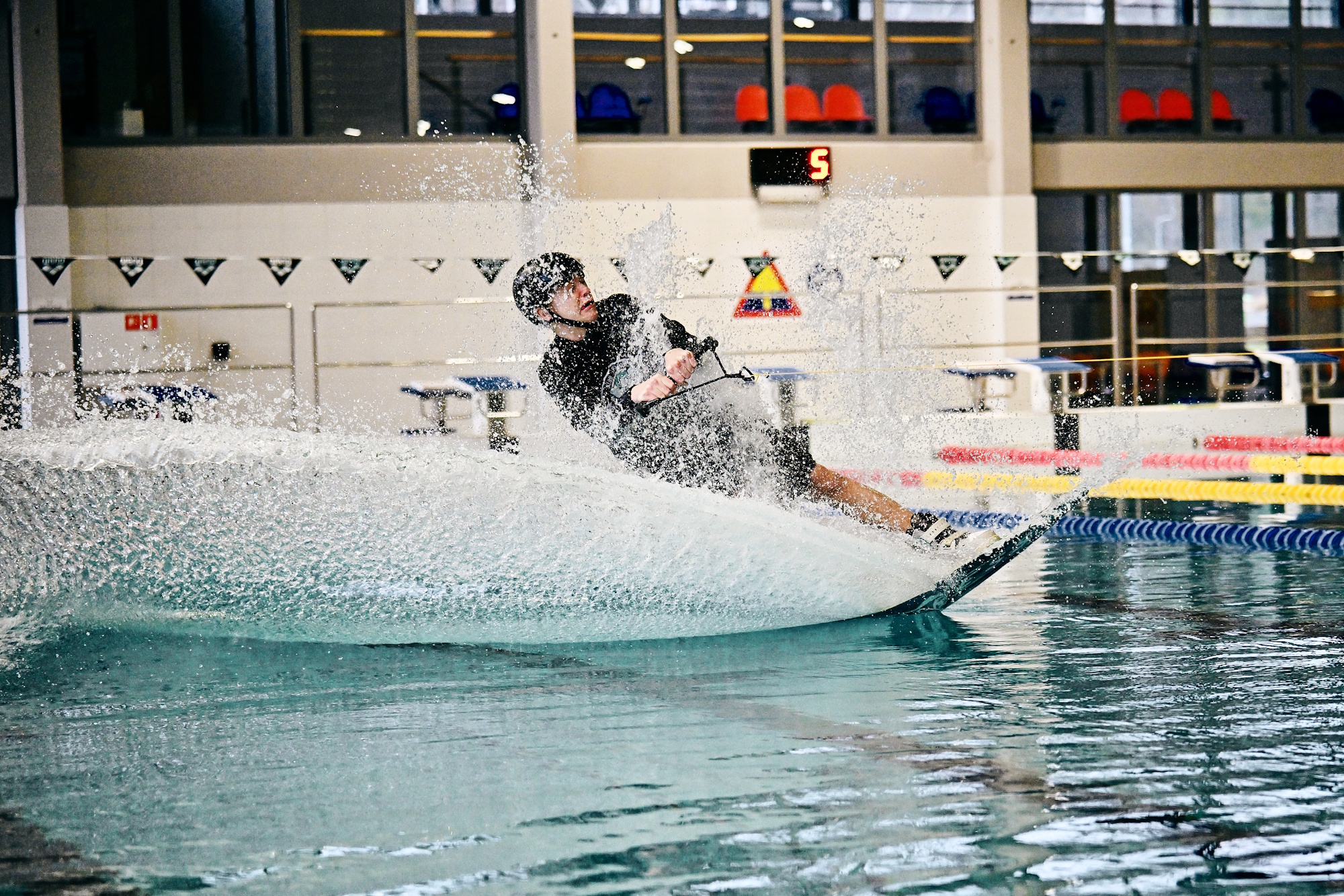 chłopak na desce w wodzie