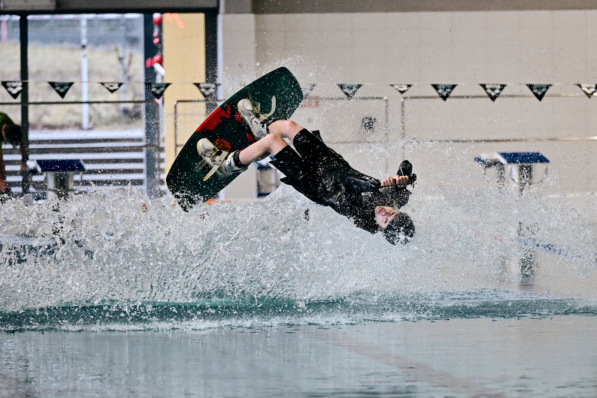 chłopak w wodzie na desce